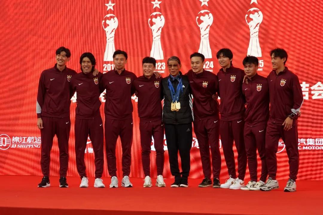 天天赢球-吕文君回归根宝基地幕后：曾多次与恩师徐根宝进行长时间单独交流