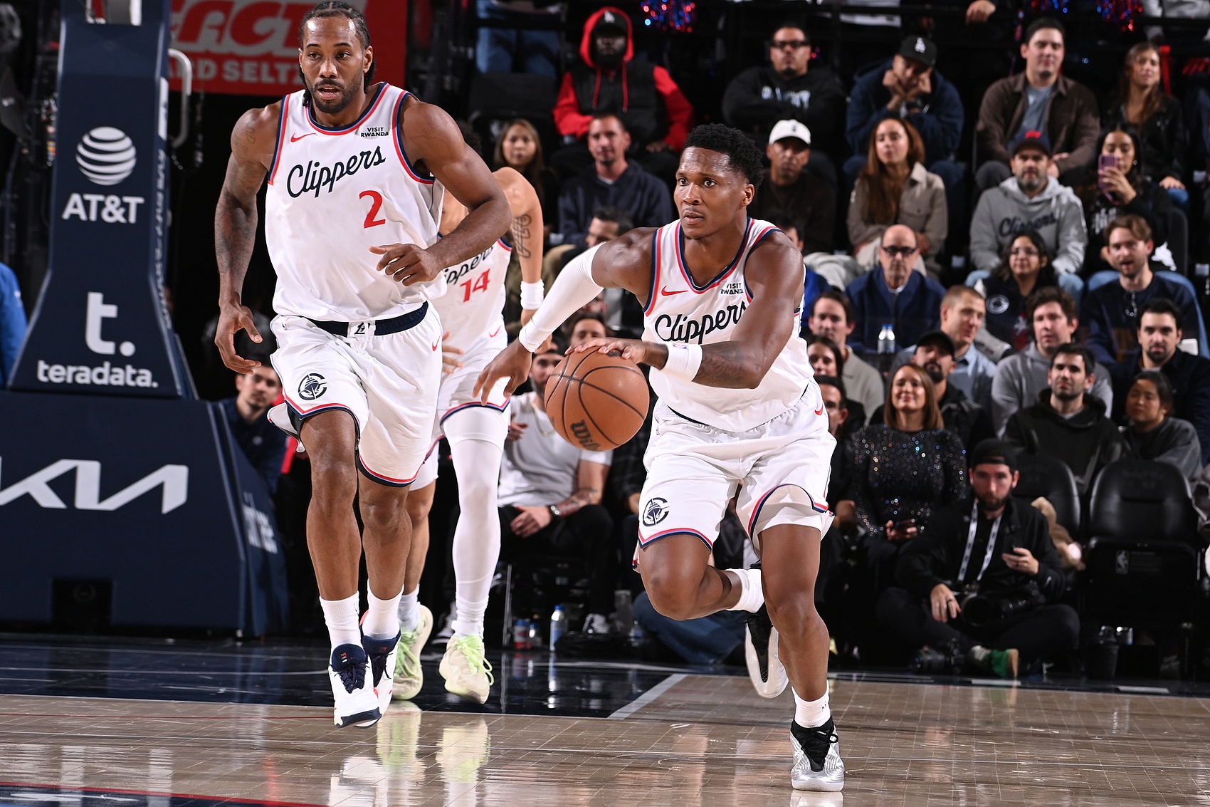 天天赢球-用83天创造奇迹！快船交易后并未放弃 两大新援成战神卡左膀右臂