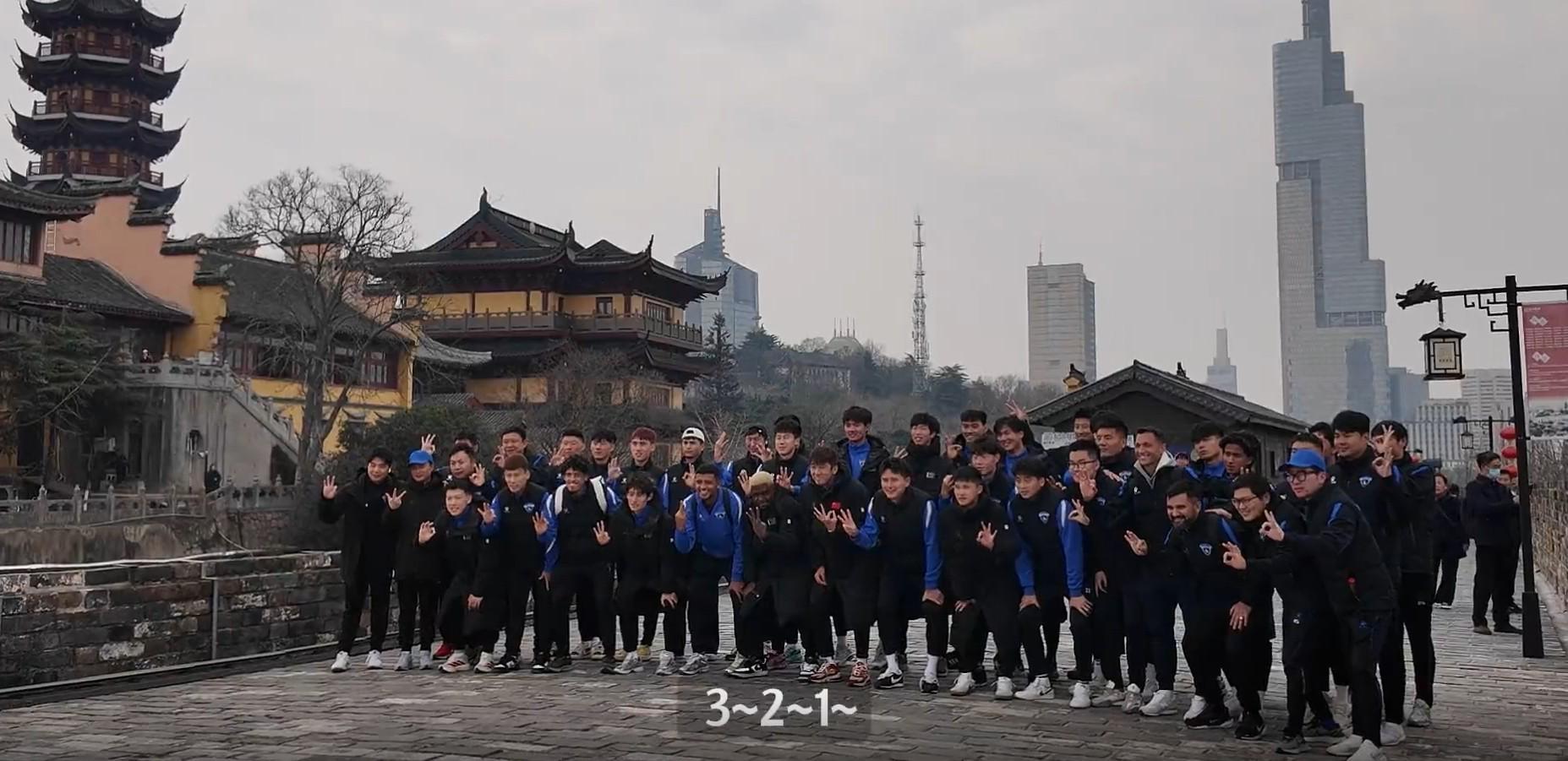 “领略南京城墙的防守艺术”，南京城市组织集体登城墙活动